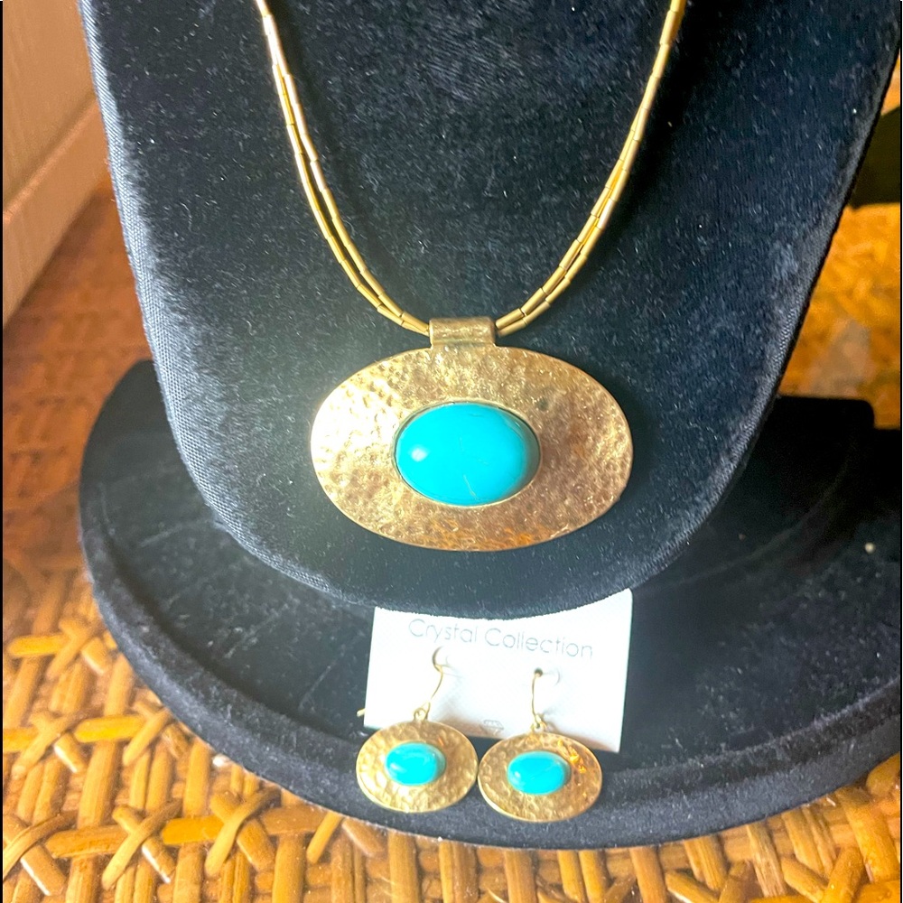 Turquoise and Goldtone pendant Necklace & earrings
